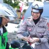 Polres Gresik Bagikan Bendera dan Pin Merah Putih di Jalan Tanamkan Semangat Kemerdekaan