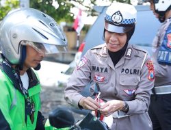 Polres Gresik Bagikan Bendera dan Pin Merah Putih di Jalan Tanamkan Semangat Kemerdekaan