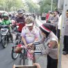 Semarak Merah Putih Sambut HUT RI ke-80 Polisi Berbagi 3.600 Bendera dan 83 Helm di Surabaya