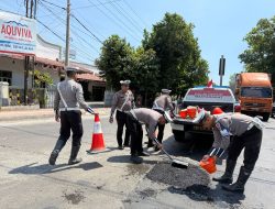 Peduli Keselamatan Masyarakat Polantas Polres Situbondo Tambal Jalan Berlubang Cegah Laka