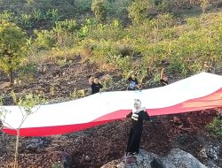 Pengibaran Sang Saka Merah Putih di Puncak Taman Chiken Warnai HUT RI ke-80