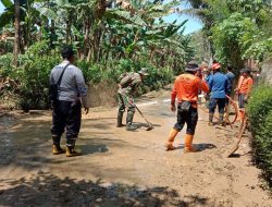 Banjir Rendam Desa Ngares Trenggalek, TNI-BPBD Sigap Bersihkan Lumpur Pasca Genangan