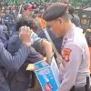 Polisi Bagikan Air Mineral kepada Massa Demo di Senayan