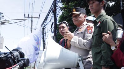 Kapolda Jatim Temui Massa Unras Aliansi BEM Nusantara di Depan Mapolda Jawa Timur