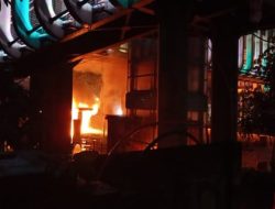 Breaking News: Halte di Jalan Sudirman Dibakar Massa, Lalu Lintas Lumpuh Total