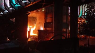 Breaking News: Halte di Jalan Sudirman Dibakar Massa, Lalu Lintas Lumpuh Total
