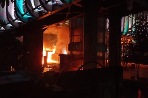 Demo Semakin Tak Terkendali Pengunjuk Rasa Bakar Halte Di Jalan Sudirman Pvn