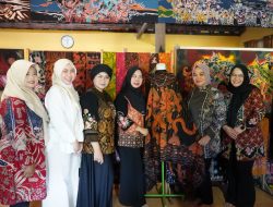 Dukung Budaya Lokal, Ketua Persit KCK Koorcab Rem 081 Sambangi Galeri Batik Banaran