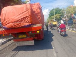 Polres Gresik Tindak Truk Besar Bandel, Langgar Jam Operasional di Jalur Padat