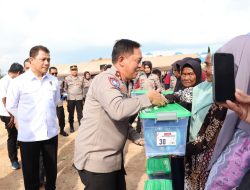 Polri Gelar Bakti Sosial 35 Tahun IKDB 90, Bagikan 1.485 Paket Sembako di Rempang Batam