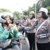 Gatur Lalin Sambil Berbagi Helm dan Cokelat Polwan Polda Jatim Peringati Hari Jadi Polisi Wanita ke 77
