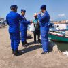 Harkamtibmas : Patroli Pesisir Polres Situbondo Berbagi Nasi Bungkus untuk Nelayan