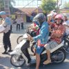 Polsek Jatikalen Bagikan Nasi Bungkus Jumat Berkah untuk Warga dan Pengguna Jalan