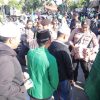 Humanis, Polisi Berbagi Roti dan Air untuk Massa Aksi Damai Alumni Ponpes di Situbondo Berlangsung Sejuk