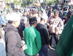 Humanis, Polisi Berbagi Roti dan Air untuk Massa Aksi Damai Alumni Ponpes di Situbondo Berlangsung Sejuk