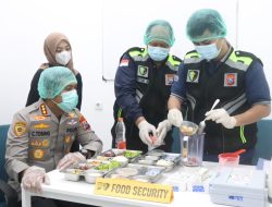 Polres Pelabuhan Tanjungperak Laksanakan Uji Food Safety di SPPG Pastikan Gizi dan Keamanan Pangan Terjamin*