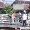 Kerja Bakti di Sungai Ploso, Polsek Nganjuk Kota Ajak Warga Antisipasi Banjir
