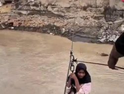 Brimob Aceh Pasang Tali Sling pada Jembatan Putus dan Geser Speed Boat untuk Mendukung Mobilitas Warga di Bireuen