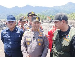 Personel Gabungan Polda Jatim Lakukan Aksi Kemanusiaan Pascabanjir Lahar Semeru di Lumajang