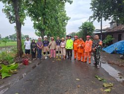 Tanggap Darurat, Polsek Ngronggot Gerak Cepat Atasi Pohon Tumbang yang Tutup Akses Jalan