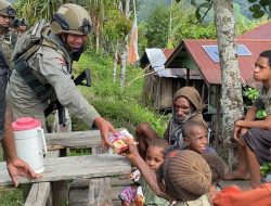 Patroli Humanis Satgas Ops Damai Cartenz di Kampung Apom Kiwirok, Pererat Kedekatan dengan Warga