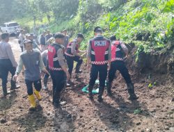 Polres Probolinggo Bersama Warga Bersihkan Material Pascabanjir Bandang di Tiris