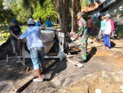 Babinsa Menyatu dengan Rakyat, Kopda Gunawan Turut Cor Jalan Desa Ketapang Laok