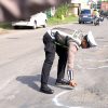 Jelang Nataru, Polres Gresik Tandai Jalan Berlubang Untuk Keselamatan Pengendara