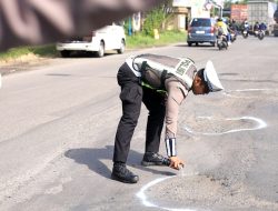 Jelang Nataru, Polres Gresik Tandai Jalan Berlubang Untuk Keselamatan Pengendara