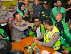 Kakorlantas Ngopi Bareng Driver Ojol Surabaya Sampaikan Pesan Kapolri