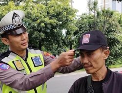 Polsek Wonocolo Sosialisasikan Call Center 110 Sambil Bagi Topi Gratis