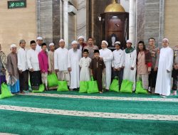 Kapolres Metro Jakarta Barat Jumat Keliling di Masjid Al Musariin, serta bagikan Sembako Kepada Pengurus Masjid dan Yatim Piatu