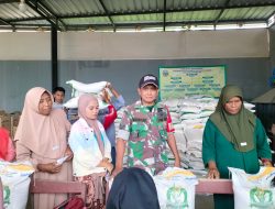 Babinsa Geger Dampingi Penyaluran Bantuan Pangan BAPANAS di Desa Kompol