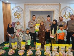 Mengabdi Tanpa Sekat: Pers Keadilan dan Polsek Tapung Hulu Hadirkan Sembako, Hangatkan Hati Warga