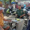 Babinsa Desa Glindah Dorong Peran Aktif Penjaga Parkir Tingkatkan Kewaspadaan Keamanan Pasar Kedamean