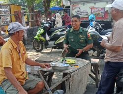 Babinsa Desa Glindah Dorong Peran Aktif Penjaga Parkir Tingkatkan Kewaspadaan Keamanan Pasar Kedamean