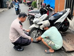 Cegah Curanmor, Bhabinkamtibmas Kota Bambu Selatan Polsek Palmerah Sosialisasikan Program Gembok Kamtibmas