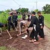 Bhabinkamtibmas Desa Getas Bangun Kedekatan Lewat Kerja Bakti Bersama Siswa PSHT