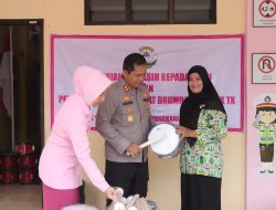 Kapolres Nganjuk Serahkan Bantuan Drum Band untuk TK Kemala Bhayangkari 50 dan 51