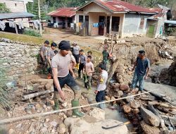 Gotong Royong Pascabanjir, Polri Pulihkan Drainase Tersumbat dan Gorong-gorong di Rusip Antara
