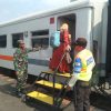 Pastikan Keamanan Warga, Babinsa Pantau Aktivitas Penumpang Kereta di Duduksampeyan