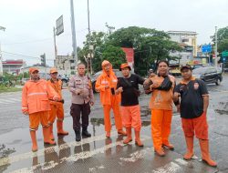 Wujud Kepedulian Lingkungan, Bhabinkamtibmas Kedoya Utara Pantau Kesiapan Pompa Air di Area Green Garden