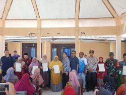 Kawal Kepastian Hukum Warga Babinsa dan Polsek Dampingi Penyerahan 471 Sertifikat PTSL Tahap III di Desa Gulbung