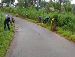 TNI dan Warga Kompak Bersih-bersih Jalan dan Parit di Desa Surenlor Trenggalek