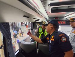 Satlantas Polres Gresik Sapa Driver dan Ramp Check Bus demi Keselamatan Penumpang