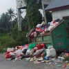 Tumpukan Sampah Menggunung di Depan Kantor Desa Sipungguk, Warga Geram dan Desak Dinas Kebersihan Turun Tangan.
