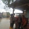 Polri “All Out” Evakuasi, Hadirkan Randurlap dan Patroli Kesehatan Door to Door untuk Korban Banjir Karawang