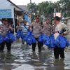 Polri Hadir untuk Kemanusiaan, Bhakti Sosial dan Pelayanan Kesehatan Bantu Warga Terdampak Banjir di Pengungsian Kembangan