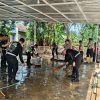 Polres Situbondo Bersihkan Fasum Terdampak Banjir Bandang di Desa Kalianget