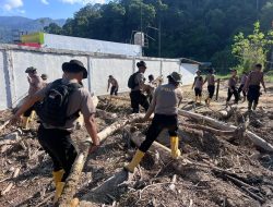 Pulihkan Pasca-Banjir Bandang, Tim SAR Resimen II Pasukan Pelopor Bersihkan Sungai di Agam